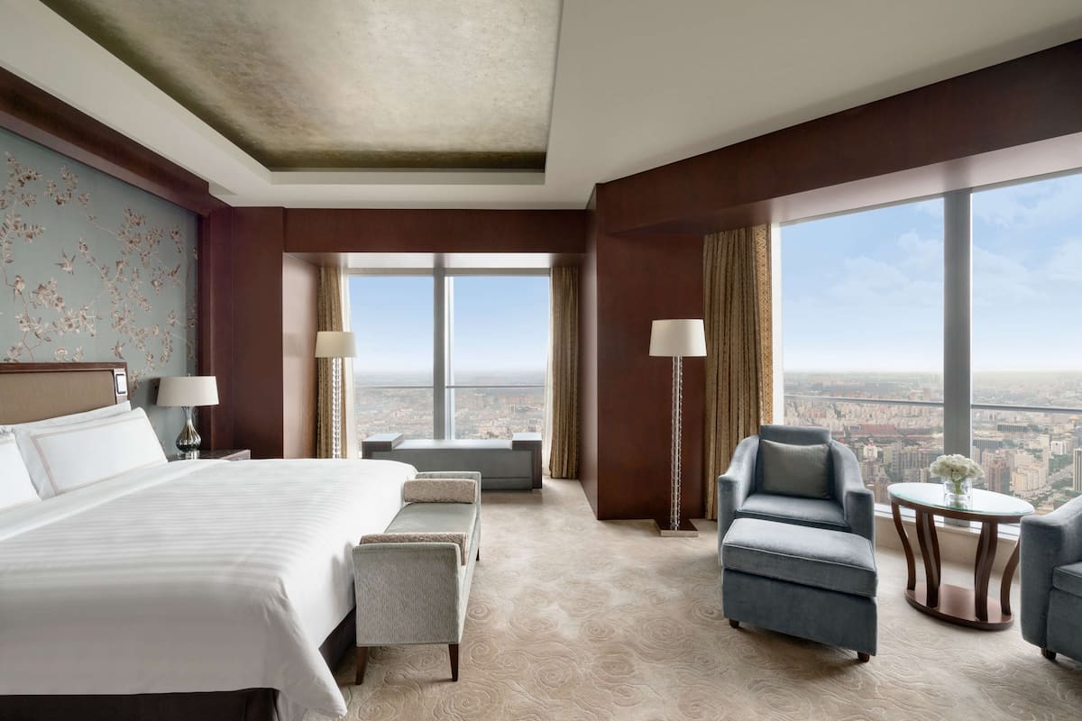 Suite, 1 King Bed (Summit) | Down comforters, minibar, in-room safe, desk