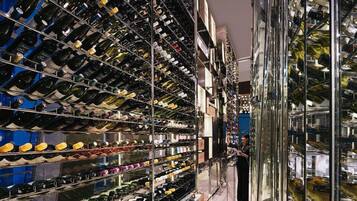 2 restaurants, breakfast served