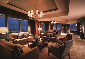 Svit - 1 kingsize-säng (Specialty) | Duntäcken, minibar, värdeförvaringsskåp på rummet och skrivbord