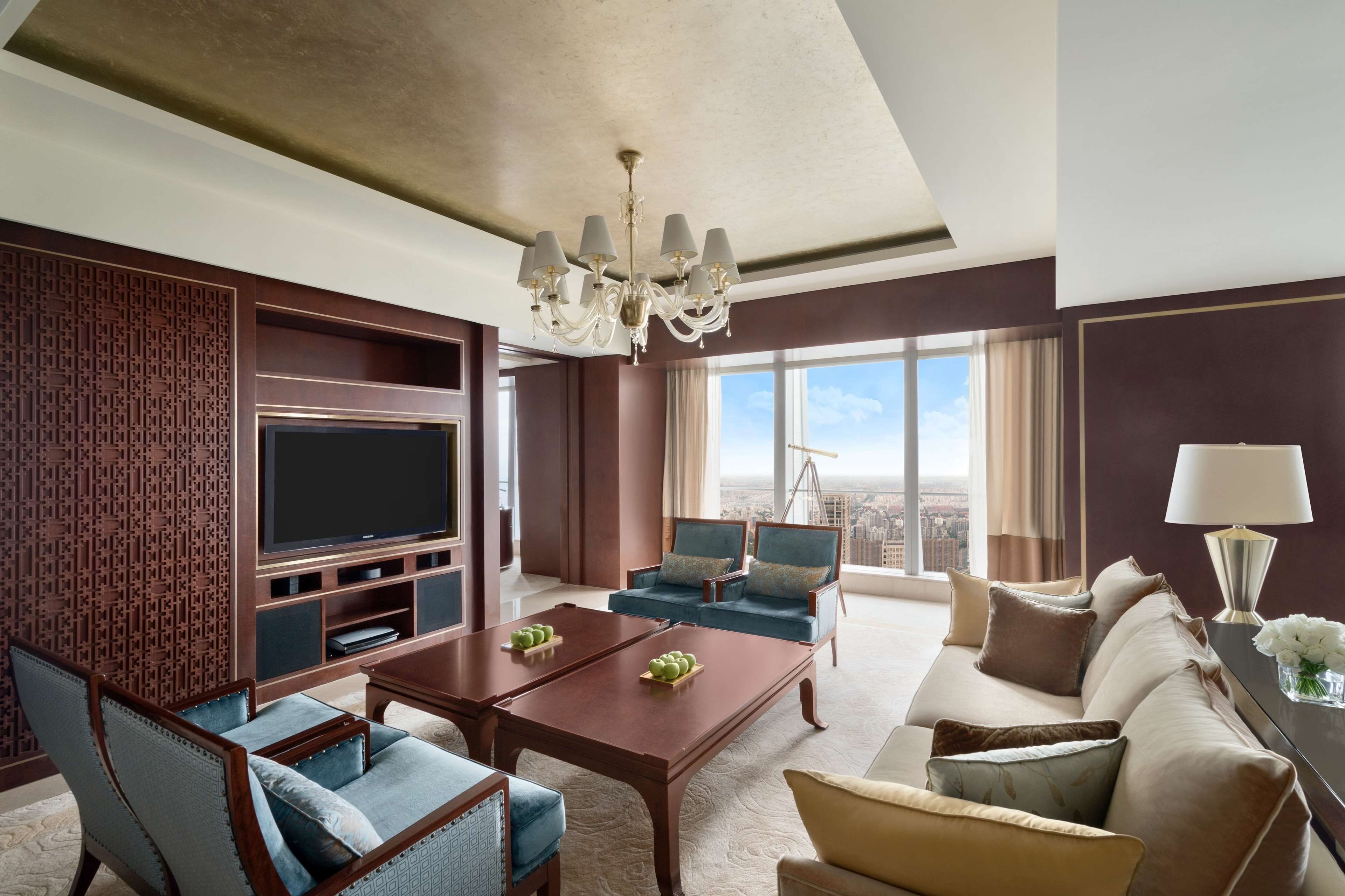Suite, 1 kingsize bed (Summit) | Donsdekens, een minibar, een kluis op de kamer, een bureau