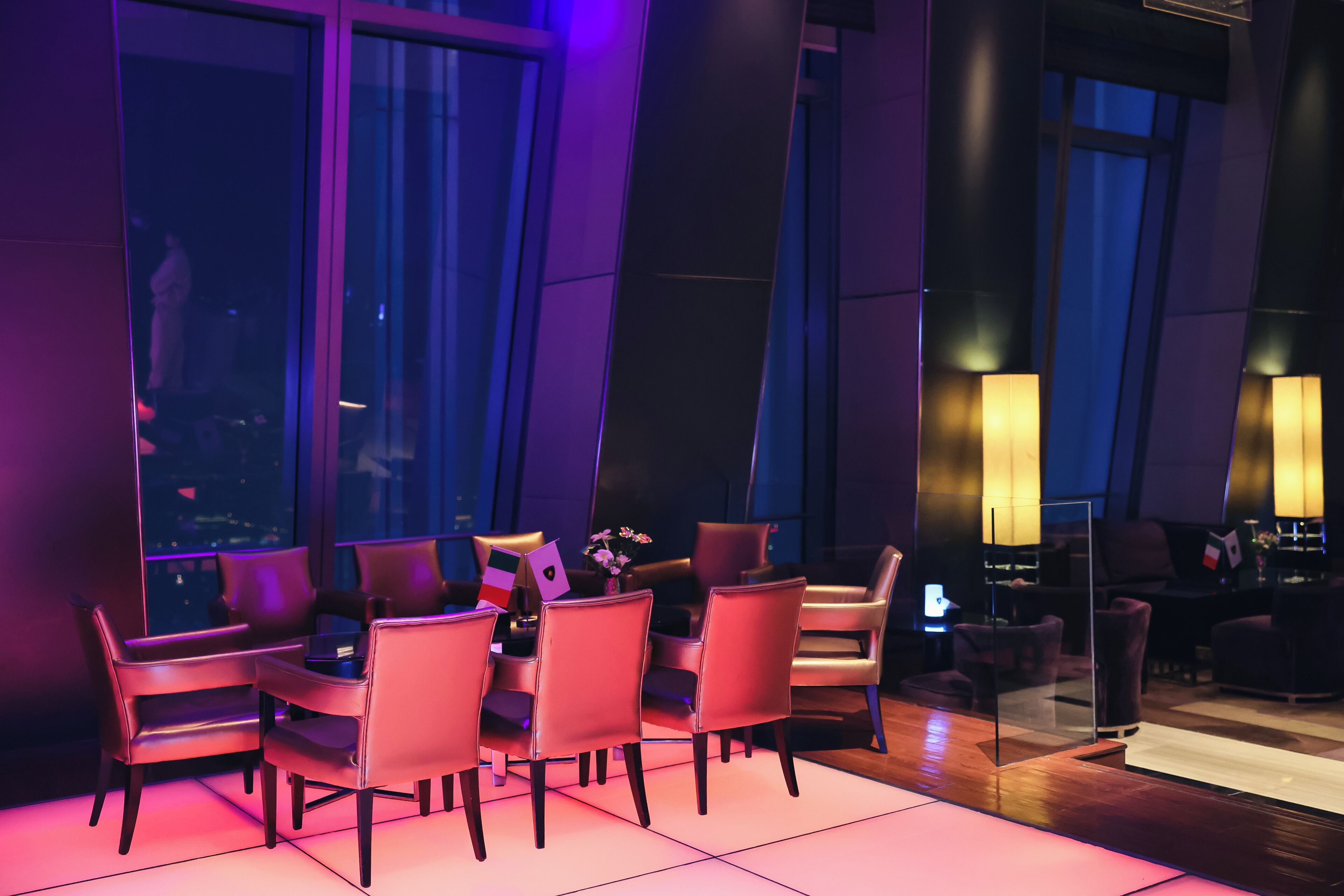 2 restaurants, breakfast served