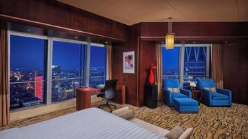 Grand Room (Premier, 1 King) | Down comforters, minibar, in-room safe, desk