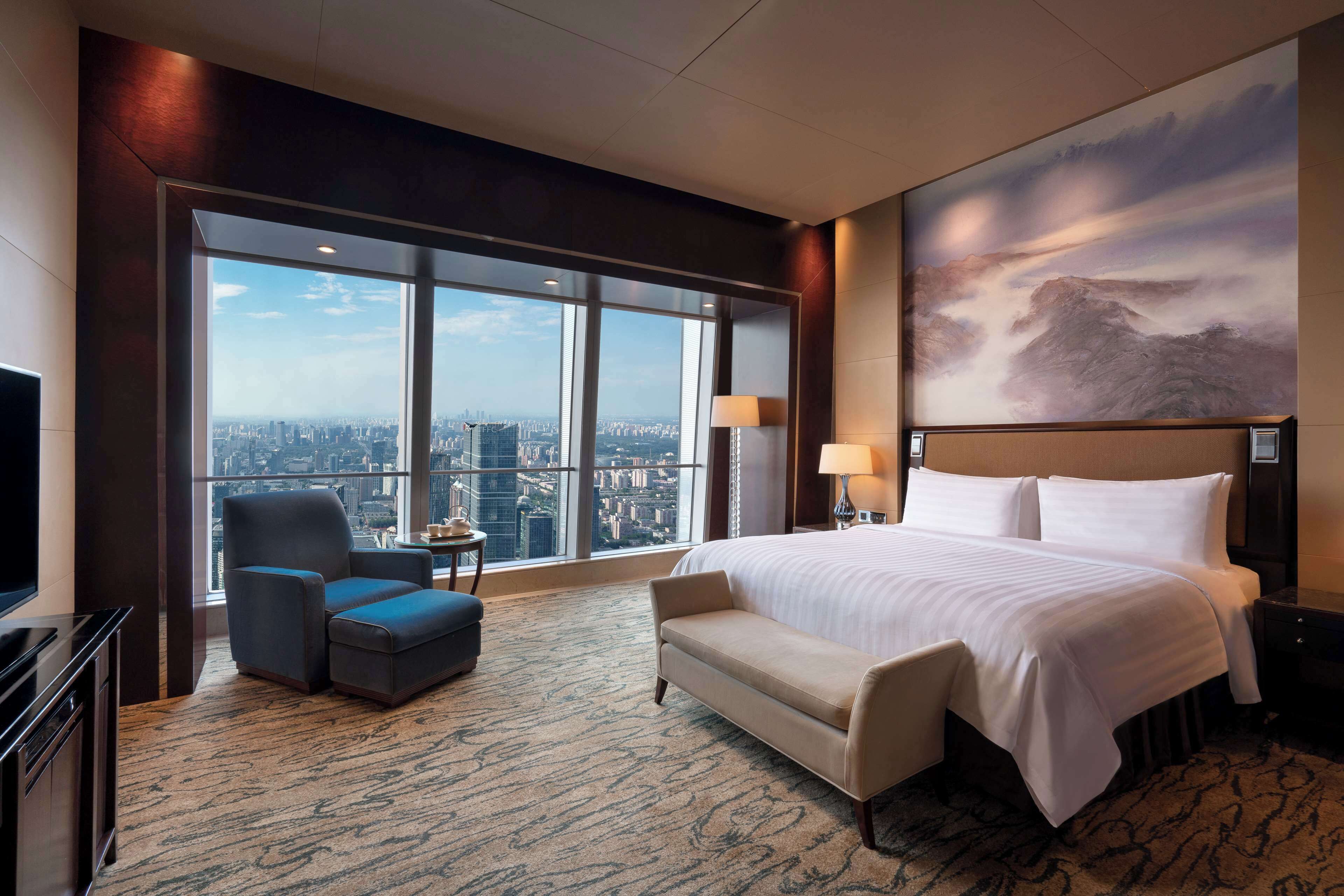 ألحفة محشوة بالريش وميني بار وخزنة داخل الغرفة ومكتب