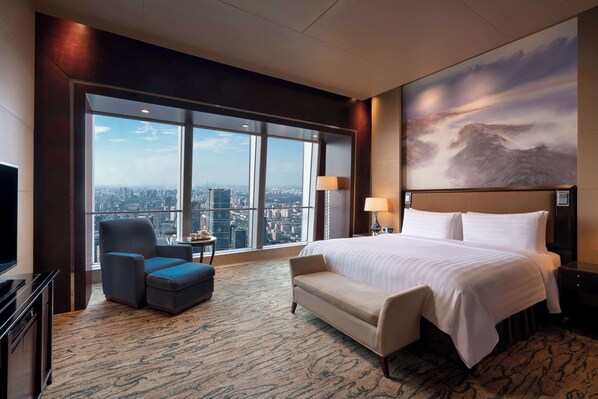 Svit Premier - 1 kingsize-säng | Duntäcken, minibar, värdeförvaringsskåp på rummet och skrivbord