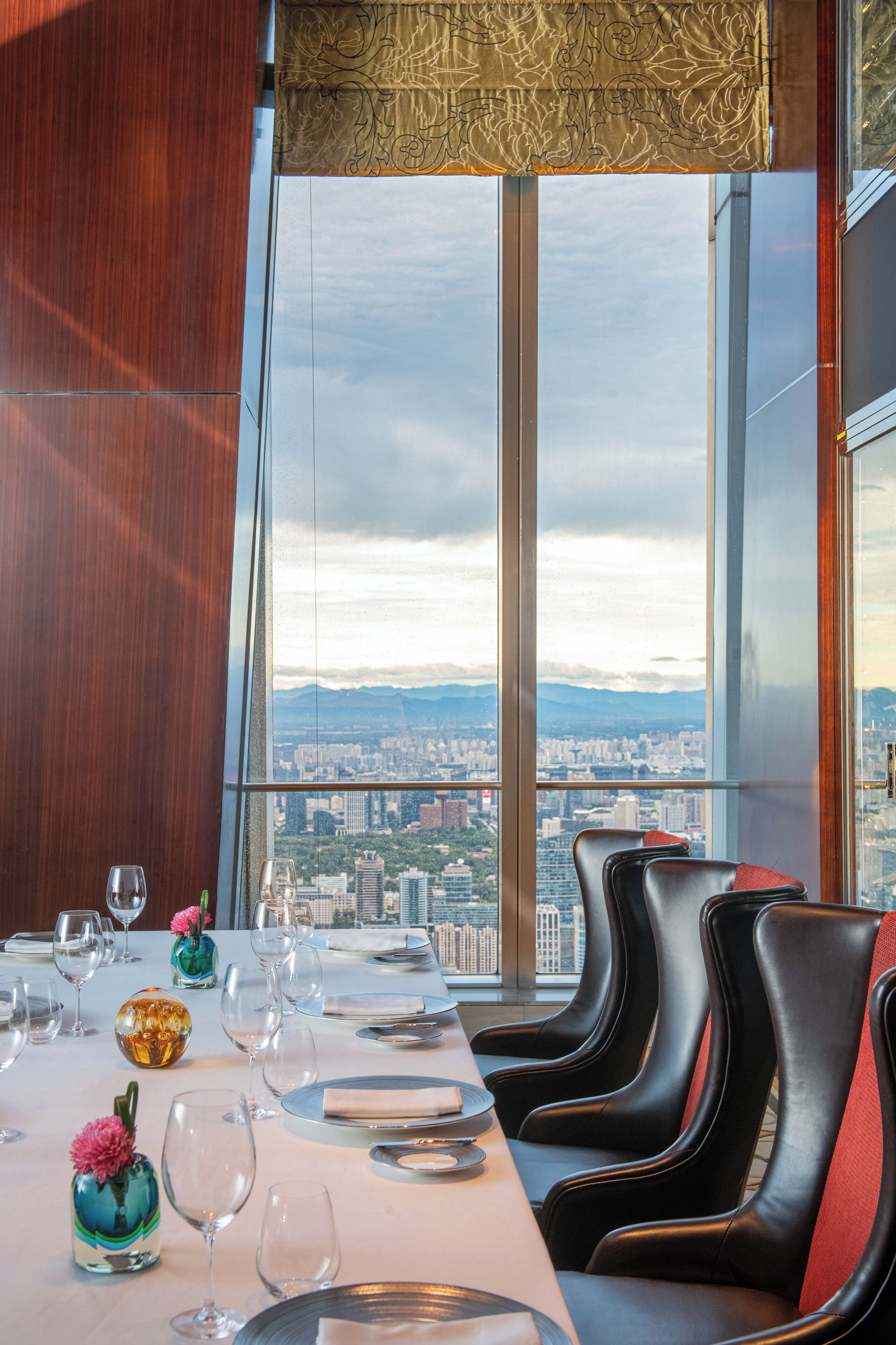 2 restaurants; breakfast, lunch, and dinner served
