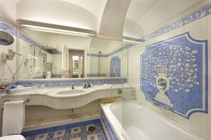 Junior Suite, Balcony, Garden View | Bathroom | Combined shower/bathtub, free toiletries, hair dryer, bathrobes - Grand Hotel La Favorita (Sorrento)