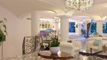 Coin salon dans le hall