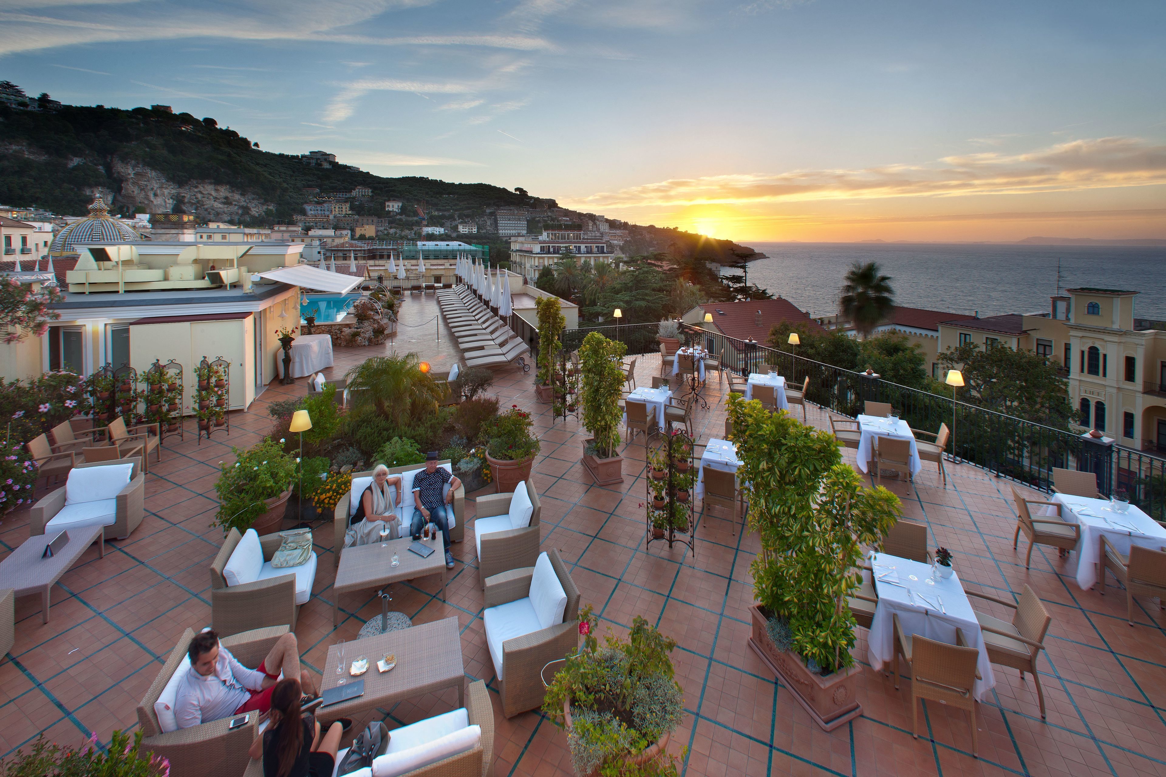 3 restaurants, breakfast, lunch, dinner served; Italian cuisine 