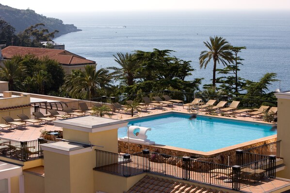 A pool area with lounge chairs and a view of the sea. - Grand Hotel La Favorita (Sorrento)