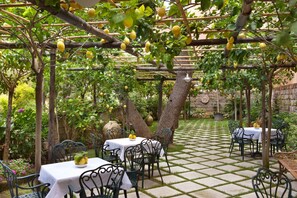 3 restaurants, breakfast, lunch, dinner served; Italian cuisine