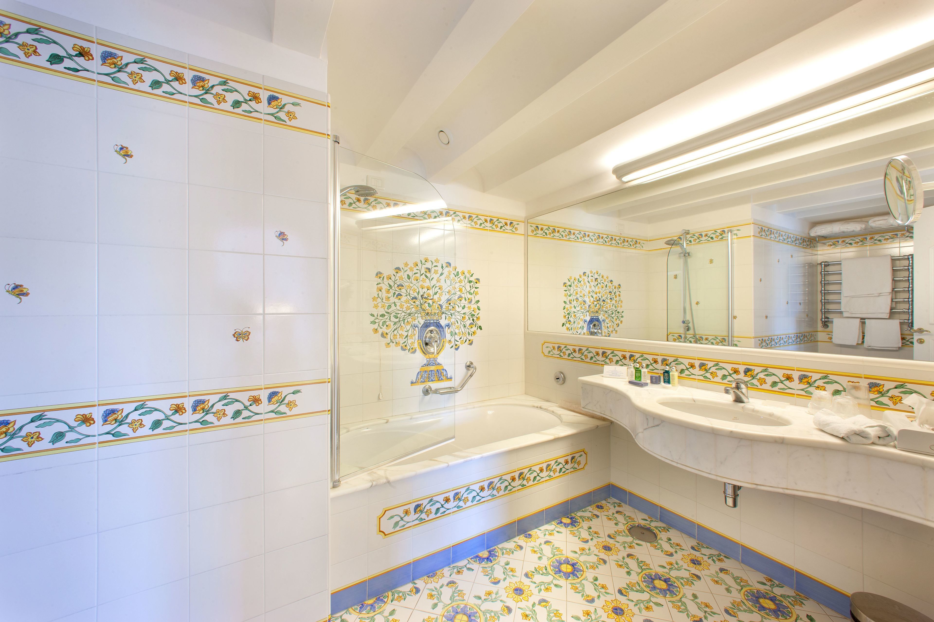 Une salle de bain avec une baignoire, deux lavabos et un grand miroir.