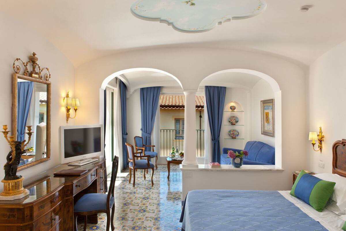 junior suite, balcony, garden view | hypo-allergenic bedding, memory-foam beds, minibar, in-room safe