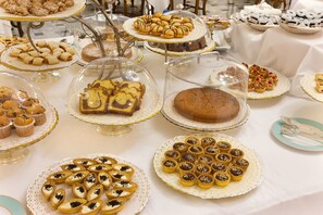 A buffet table with various baked goods and pastries. - Grand Hotel La Favorita (Sorrento)