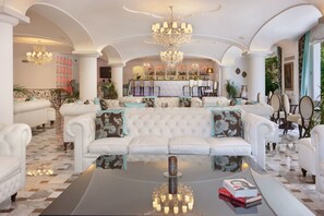 Coin salon dans le hall