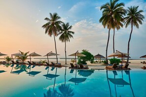 Utomhuspool, parasoller och solstolar