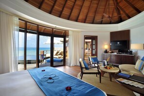 Minibar, värdeförvaringsskåp på rummet och skrivbord