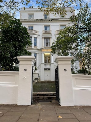 Exterior - Ravna Gora (London)