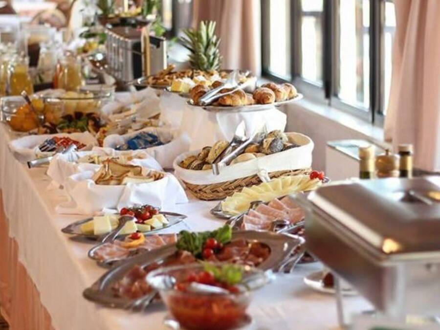 Café da manhã com buffet grátis todos os dias