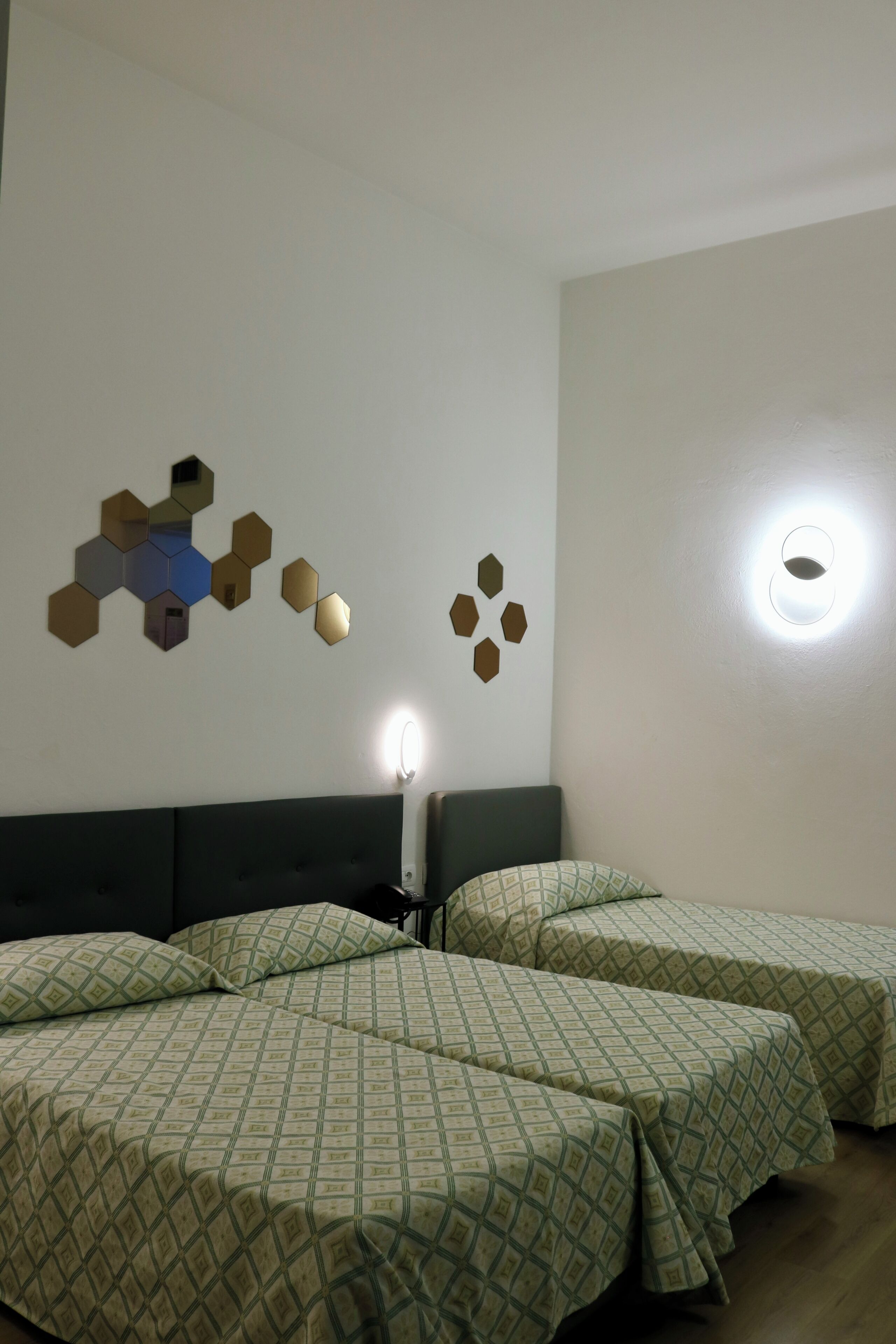 Minibar, coffres-forts dans les chambres, bureau, rideaux occultants