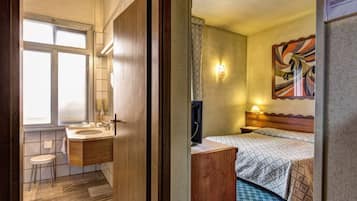 Een minibar, een kluis op de kamer, een bureau, verduisterende gordijnen