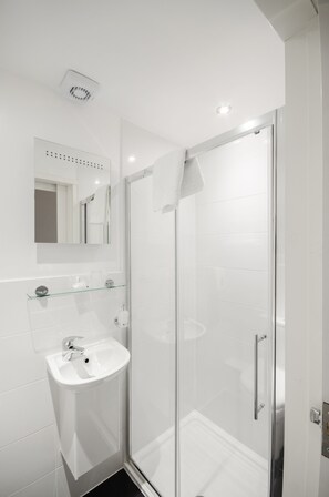 Single Room | Bathroom | Shower, hair dryer, towels - Royal West End Hotel (Glasgow)