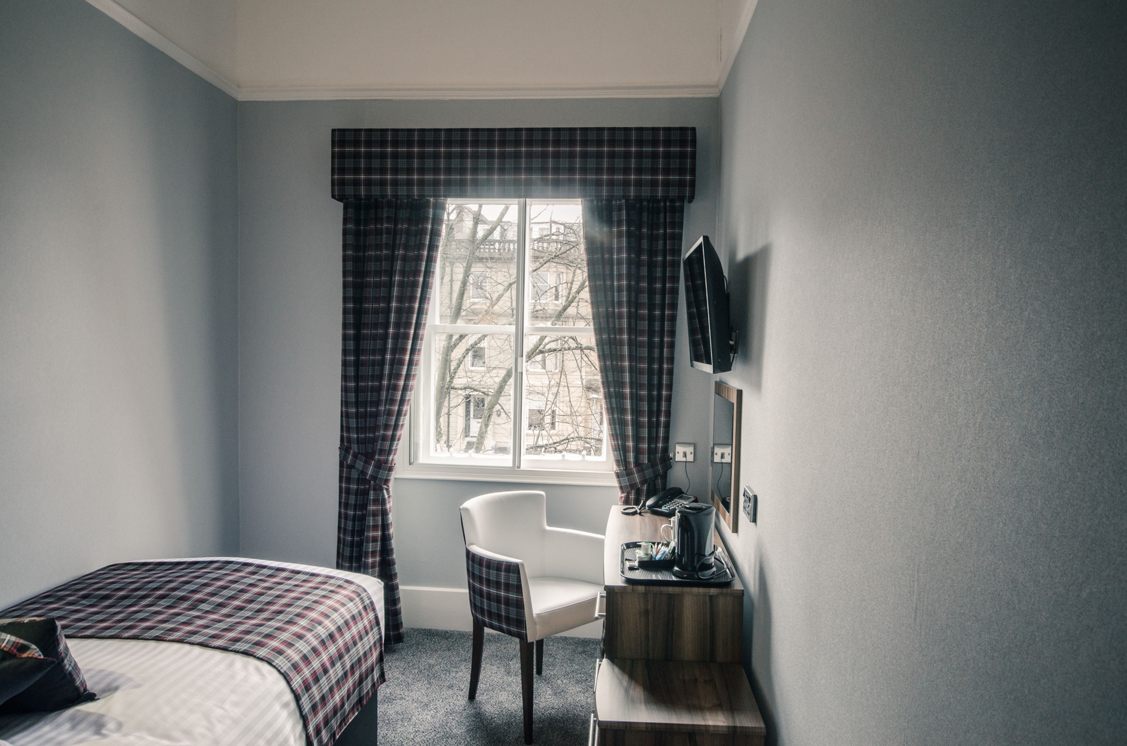 single room | desk, iron/ironing board, free wifi, bed sheets