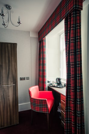 Escritorio, tabla de planchar con plancha, wifi gratis y ropa de cama