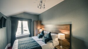Standard-herbergi með tvíbreiðu rúmi | Skrifborð, straujárn/strauborð, ókeypis vöggur/ungbarnarúm
