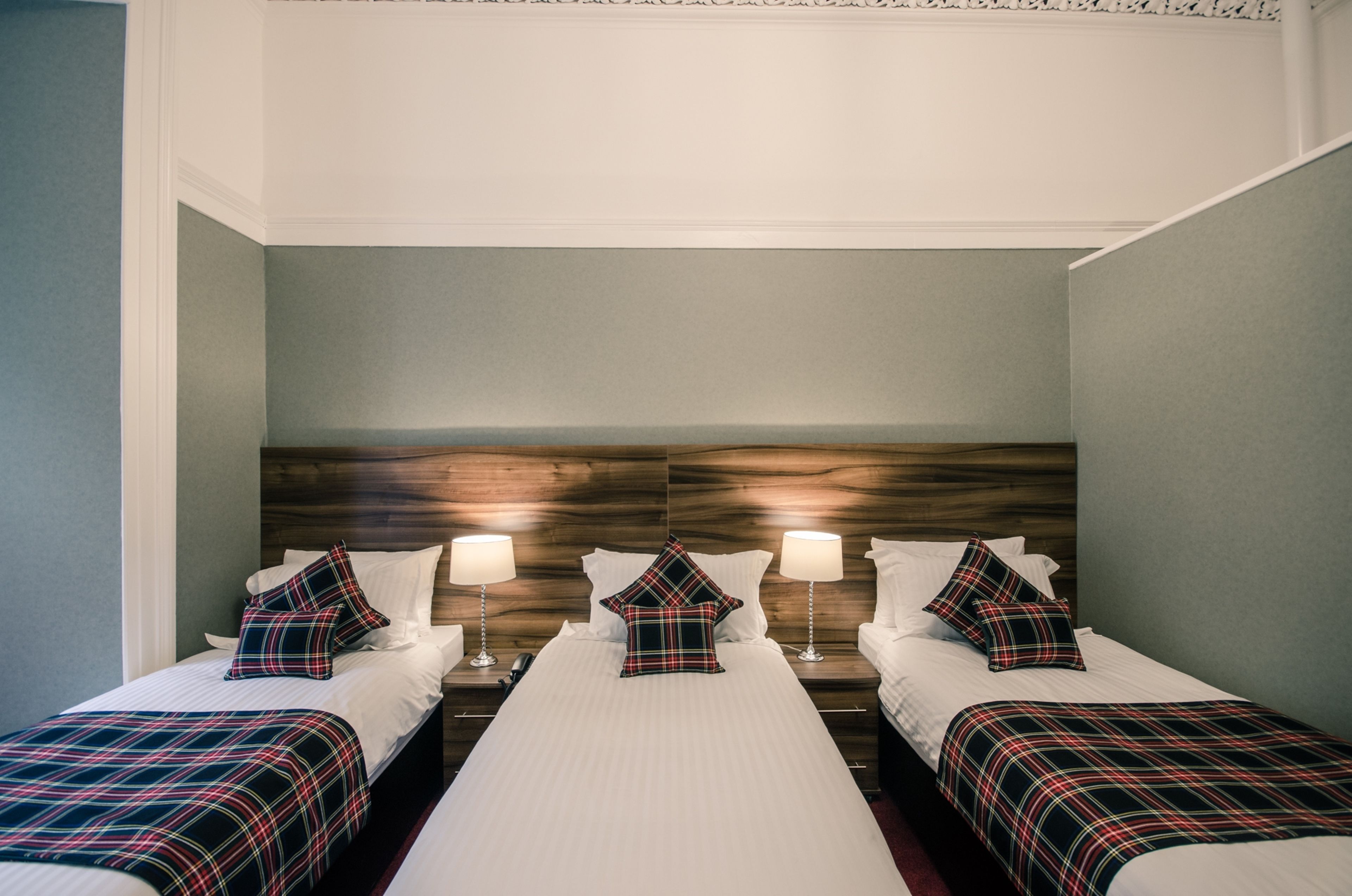 quadruple room | desk, iron/ironing board, free wifi, bed sheets