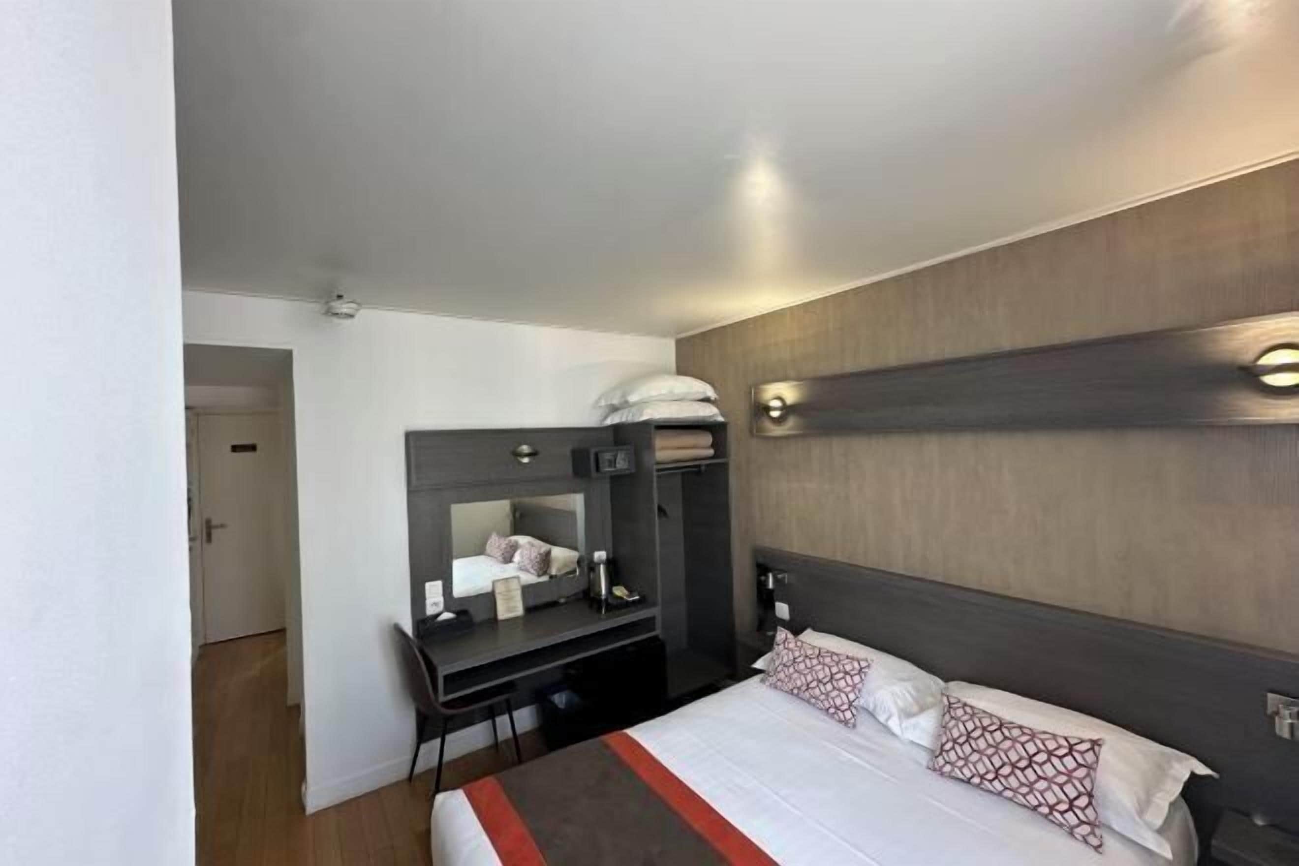 Een minibar, een kluis op de kamer, een bureau, geluiddichte muren