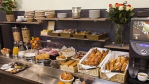 Bữa sáng buffet hàng ngày với phụ phí nhỏ 