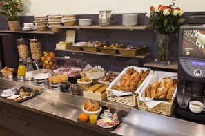 Desayuno buffet (EUR 12 por persona) 