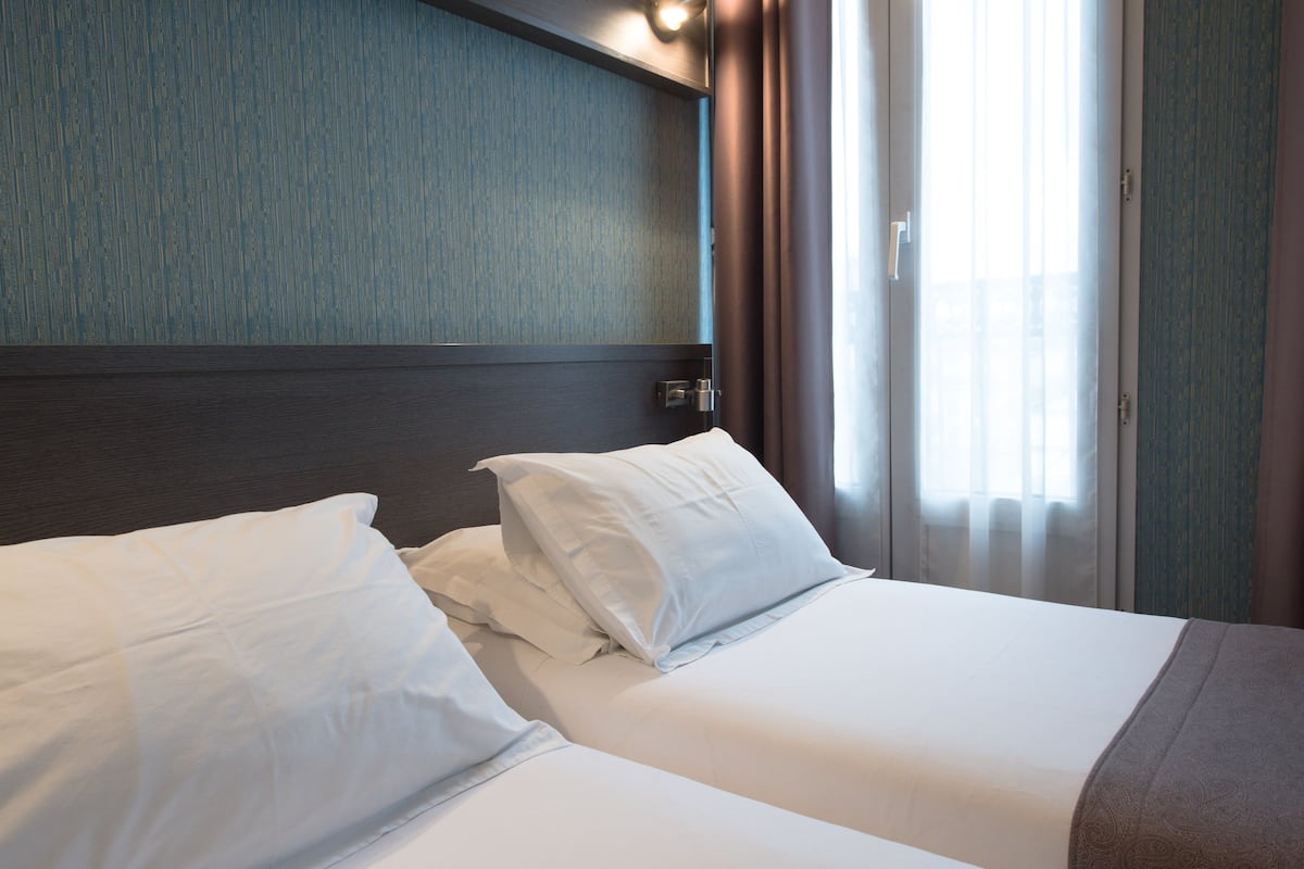 Twin kamer | 1 slaapkamer, een minibar, een kluis op de kamer, een bureau