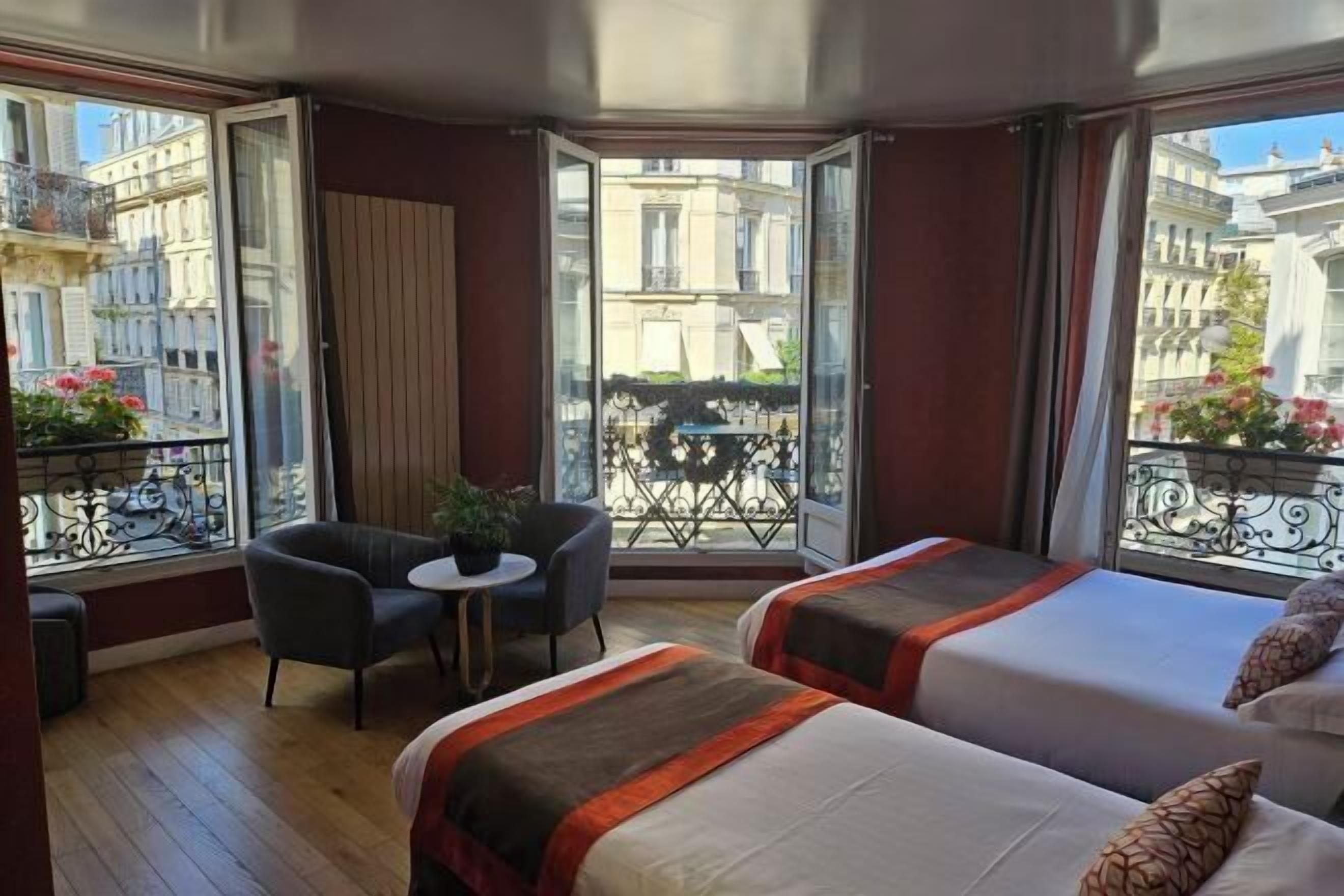 Een minibar, een kluis op de kamer, een bureau, geluiddichte muren