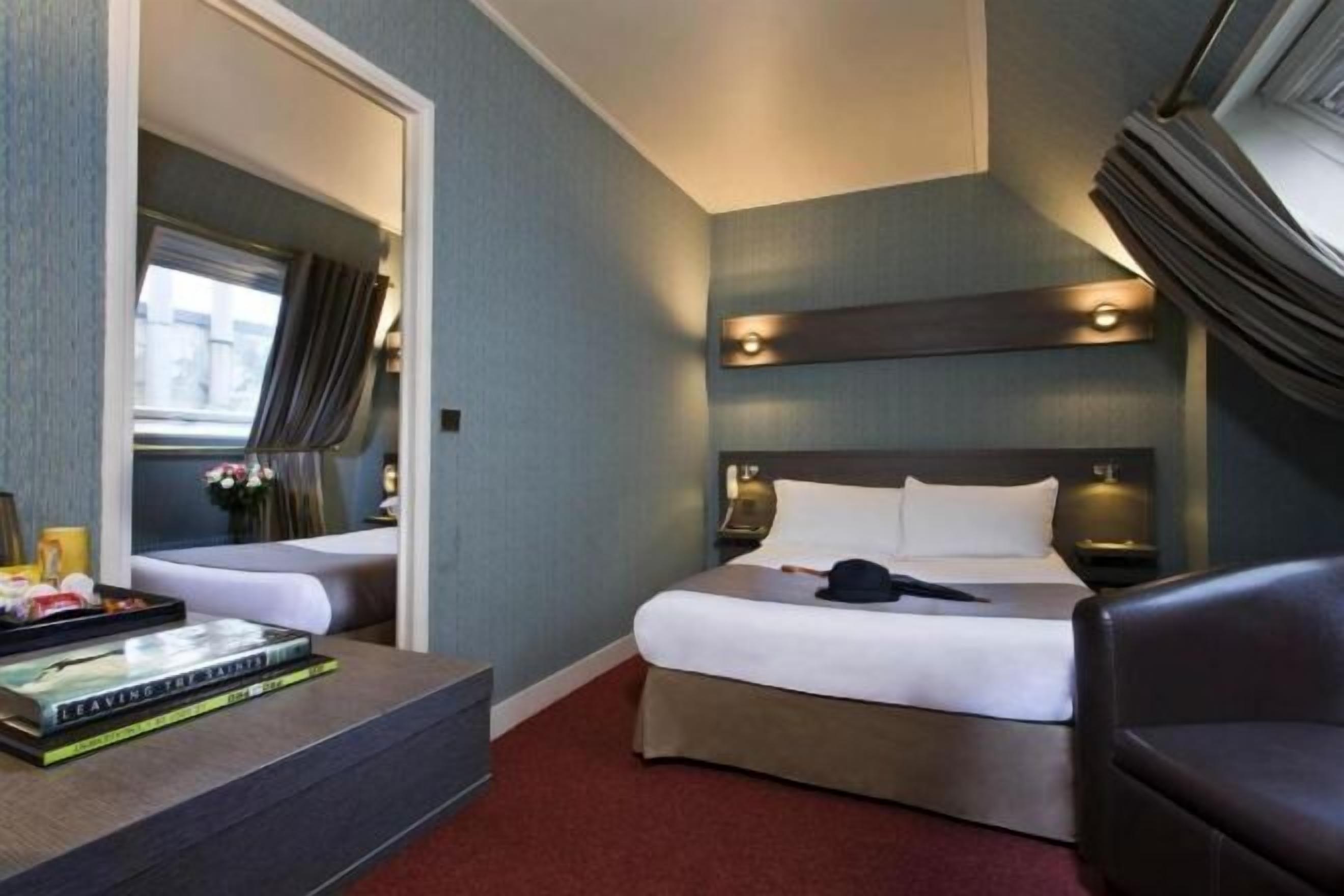 Een minibar, een kluis op de kamer, een bureau, geluiddichte muren