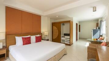 Deluxe Room | Minibar, in-room safe, individually decorated, individually furnished
