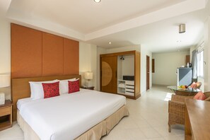 Deluxe Room | Minibar, in-room safe, individually decorated, individually furnished