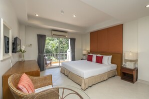 Minibar, in-room safe, individually decorated, individually furnished - Bella Villa Pattaya 3rd Road (Pattaya)