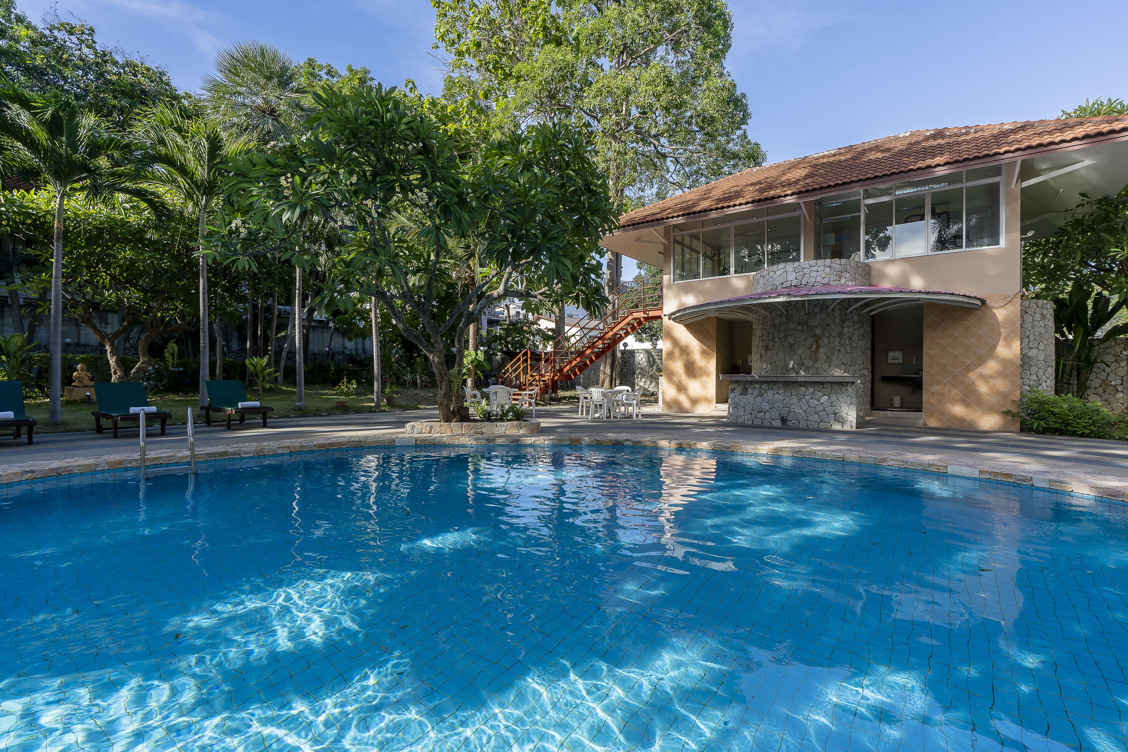 Una piscina al aire libre, sombrillas