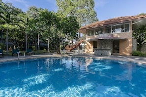 Outdoor pool, pool umbrellas - Bella Villa Pattaya 3rd Road (Pattaya)