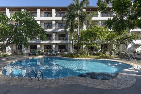 Alberca al aire libre y sombrillas en la alberca