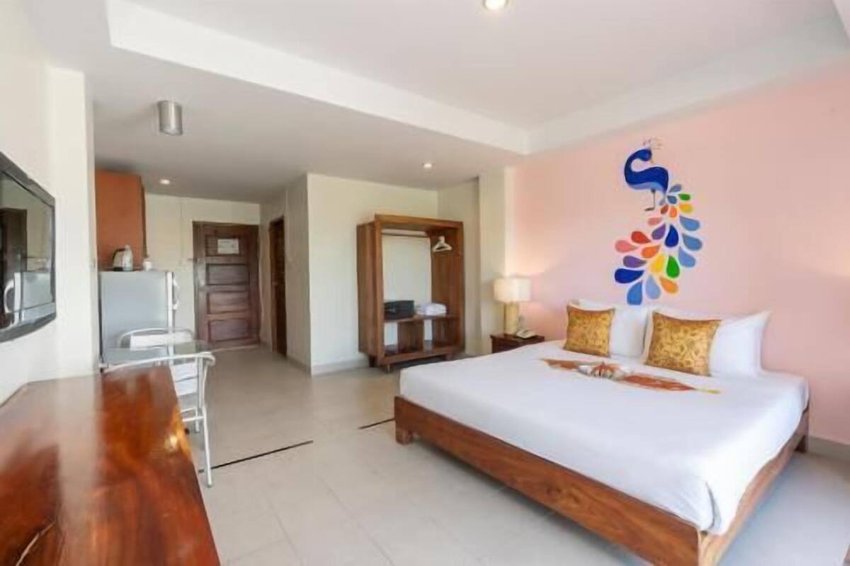 Minibar, in-room safe, individually decorated, individually furnished