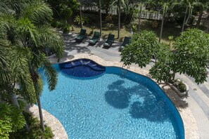 Outdoor pool, pool umbrellas - Bella Villa Pattaya 3rd Road (Pattaya)