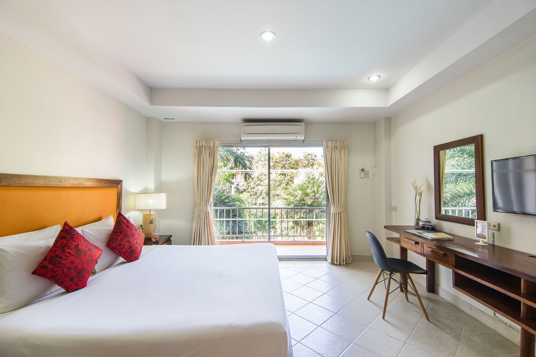 Minibar, in-room safe, individually decorated, individually furnished