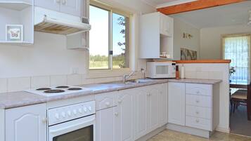 Settlers Cottage | Private kitchen | Full-size fridge, microwave, oven, stovetop