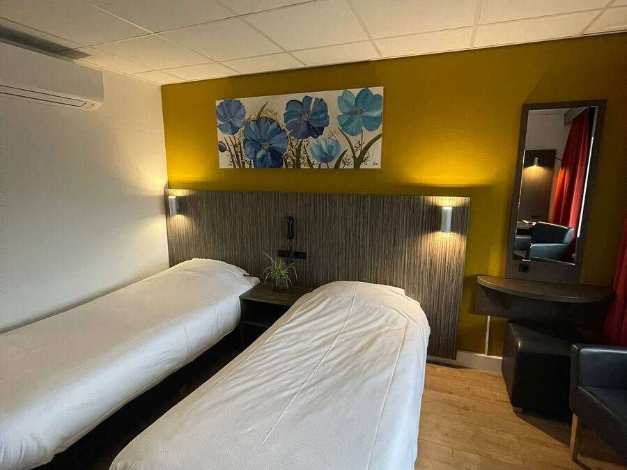 Tweepersoonskamer | Een minibar, een kluis op de kamer, een bureau, gratis babybedden