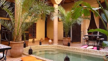 Kolam renang outdoor, dengan kursi berjemur