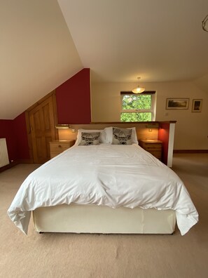 Penthouse (Suite) | Hypo-allergenic bedding, iron/ironing board, bed sheets - Columba House  (Kingussie)