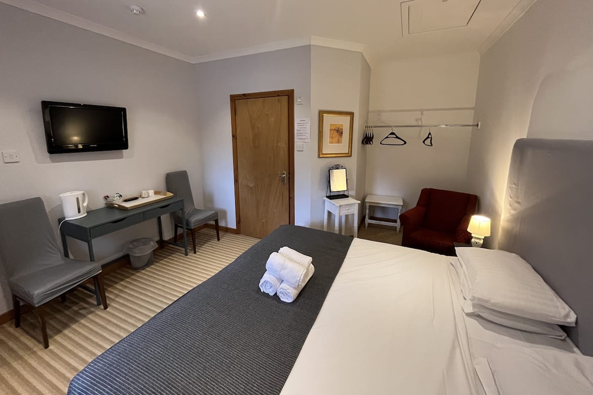 Classic-Doppelzimmer | 1 Schlafzimmer, Allergikerbettwaren, Bügeleisen/Bügelbrett, Bettwäsche