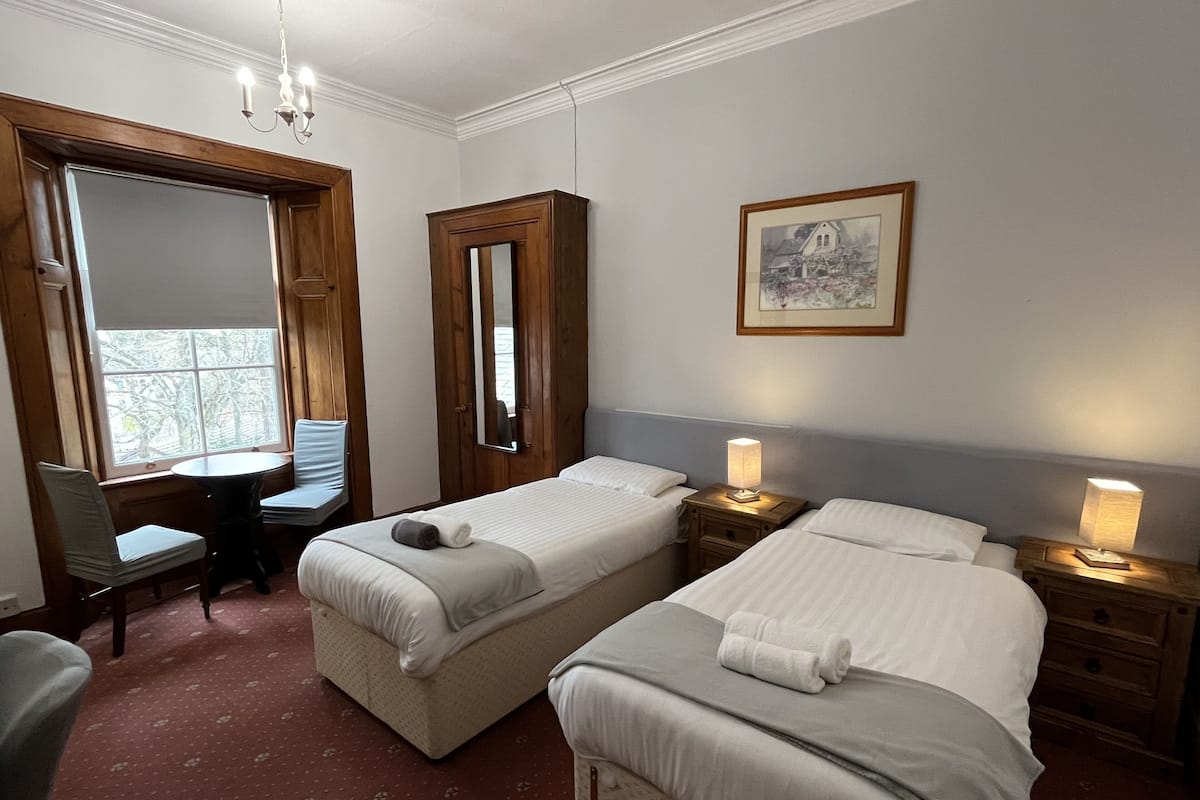 Classic-Zweibettzimmer | 1 Schlafzimmer, Allergikerbettwaren, Bügeleisen/Bügelbrett, Bettwäsche